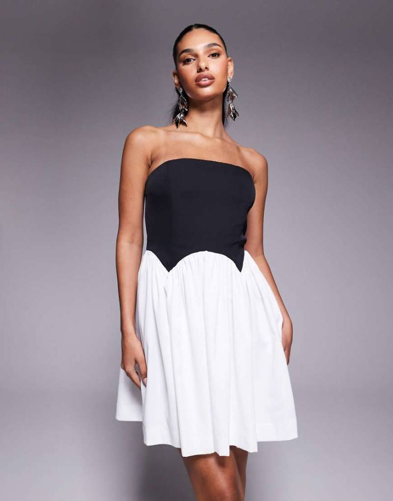 Rare London - Trägerloses Minikleid in kontrastierendem Schwarz-Weiß mit Korsettdetail mit Muschelkante-Bunt von Rare
