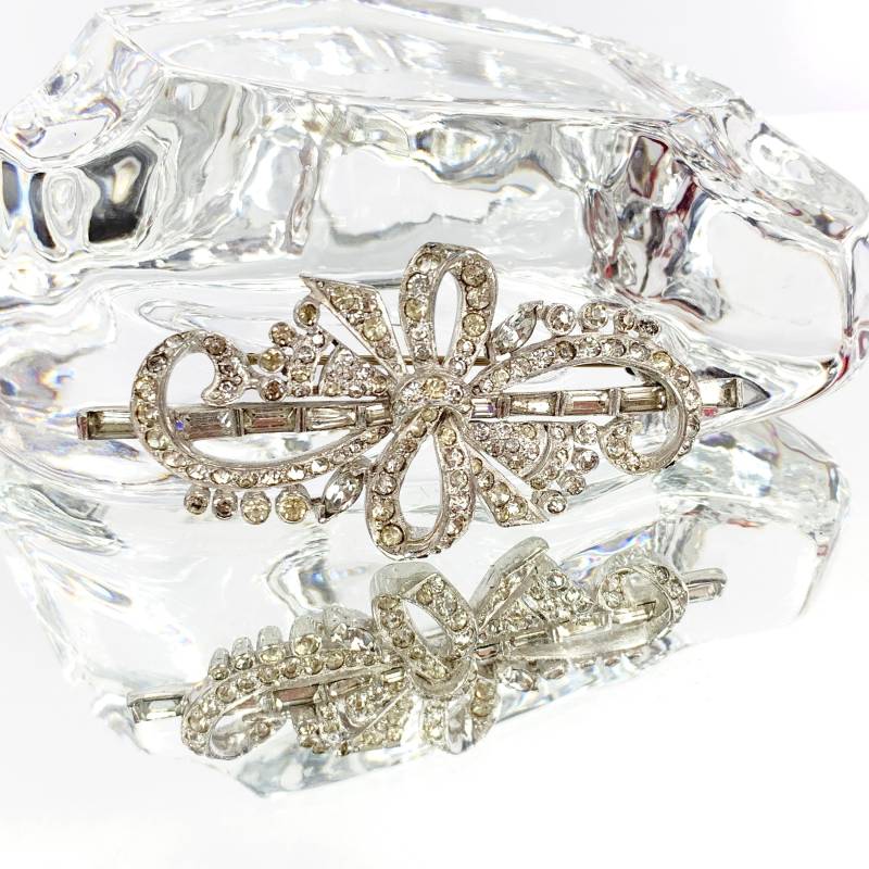 Mazer Strass Topf Metall Bogen Brosche, Hollywood Glamour, Vintage Rare Beauty von RareBeauty