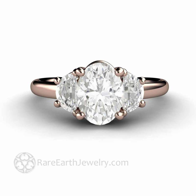 3 Steine Moissanite Verlobungsring Oval Drei Ring Forever One Mit Halbmonden in Gold Oder Platin 3 Steine Moissanite Verlobungsring Oval Drei Ring Forever One Mit Halbmonden in Gold Oder Platin von RareEarth