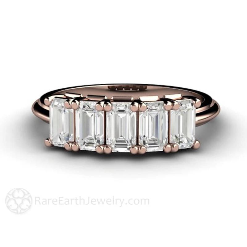 5 Stein Natur Weiß Saphir Band Smaragd Cut Ring Gold Stapelring Jubiläum Diamant Alternative Ehering von RareEarth