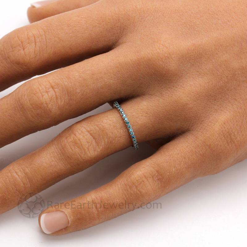 Blauer Diamant Ehering Teal Dünne Schmaler Pave Band Stacking Ring Stein 14K Oder 18K Gold von RareEarth