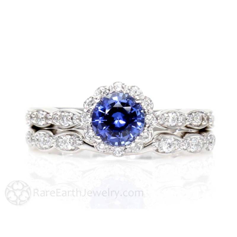 Blauer Saphir Ring Verlobungsring Vintage Inspiriert Diamant Halo Hochzeit Set Massivgold Oder Platin September Geburtsstein von RareEarth