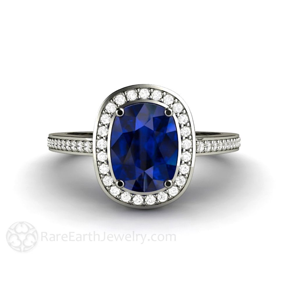 Blauer Saphir-Verlobungsring Im Kissenschliff Mit Diamant-Halo Saphir-Halo-Ring Pave-Diamant-Kattrin-Fassung von RareEarth