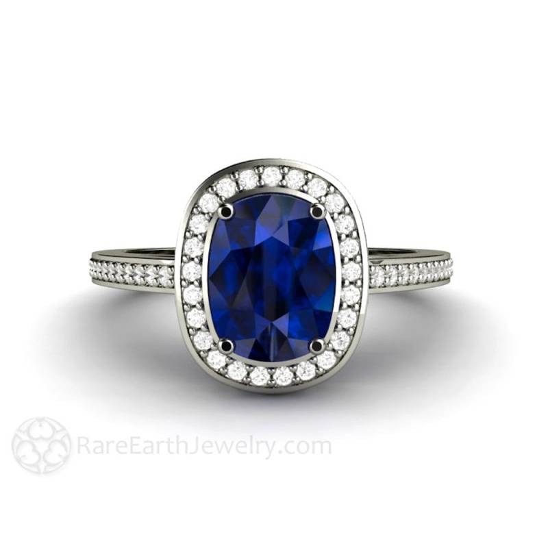 Blauer Saphir-Verlobungsring Im Kissenschliff Mit Diamant-Halo Saphir-Halo-Ring Pave-Diamant-Kattrin-Fassung von RareEarth