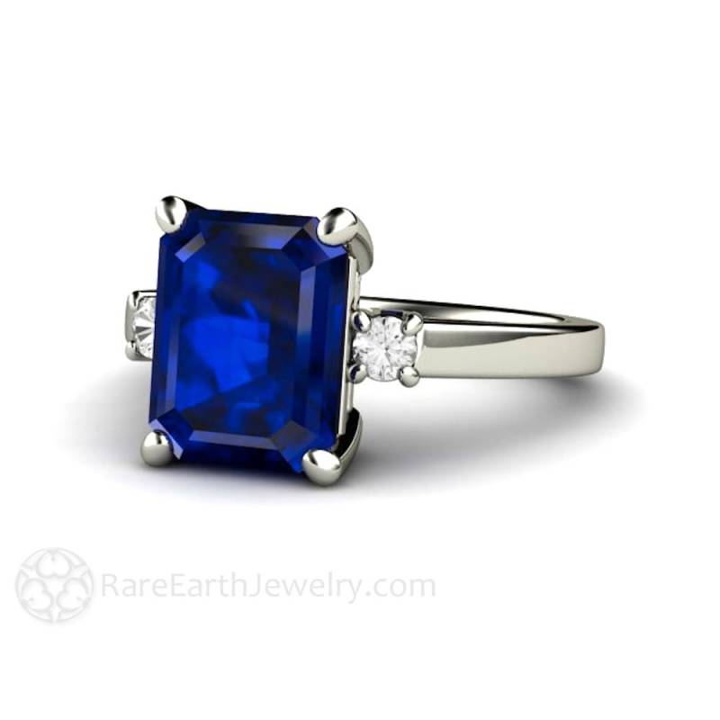 Blauer Saphir Verlobungsring Smaragdschliff 3 Stein Saphirring Mit Diamanten, Lab Erstellte Blauen 14K 18K Gold Oder Platin von RareEarth