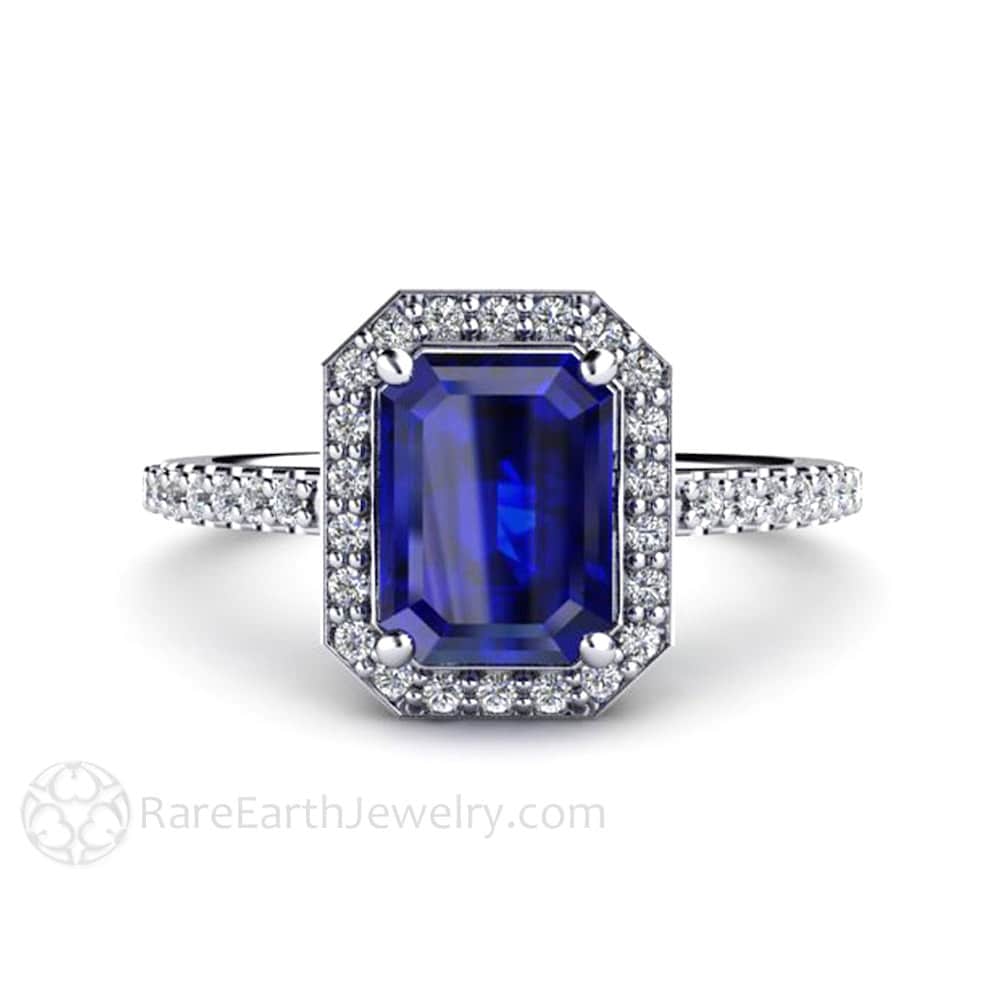 Blauer Saphir Verlobungsring Smaragdschliff Blauer Ring Pave Diamant Halo in 14K 18K Gold Platin September Birthstone von RareEarth