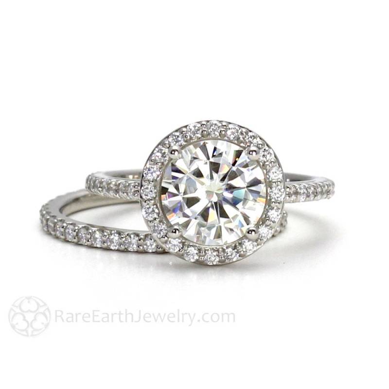 Forever One Moissanit Halo Verlobungsring Braut Set Rund 2Ct Diamant Pave Diamond Dünnes Band Petite Design in Gold Oder Platin Forever One Moissanit Halo Verlobungsring Braut Set Rund 2Ct Diamant Pave Diamond Dünnes Band Petite Design in Gold Oder Platin von RareEarth