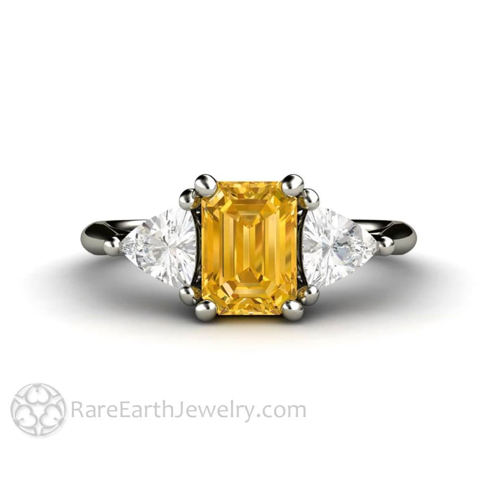 Gelber Saphir Verlobungsring Vintage Stil Smaragd 3 Stein Gelb Ring Mit Billionen Drei Steinen 14K Oder 18K Gold von RareEarth