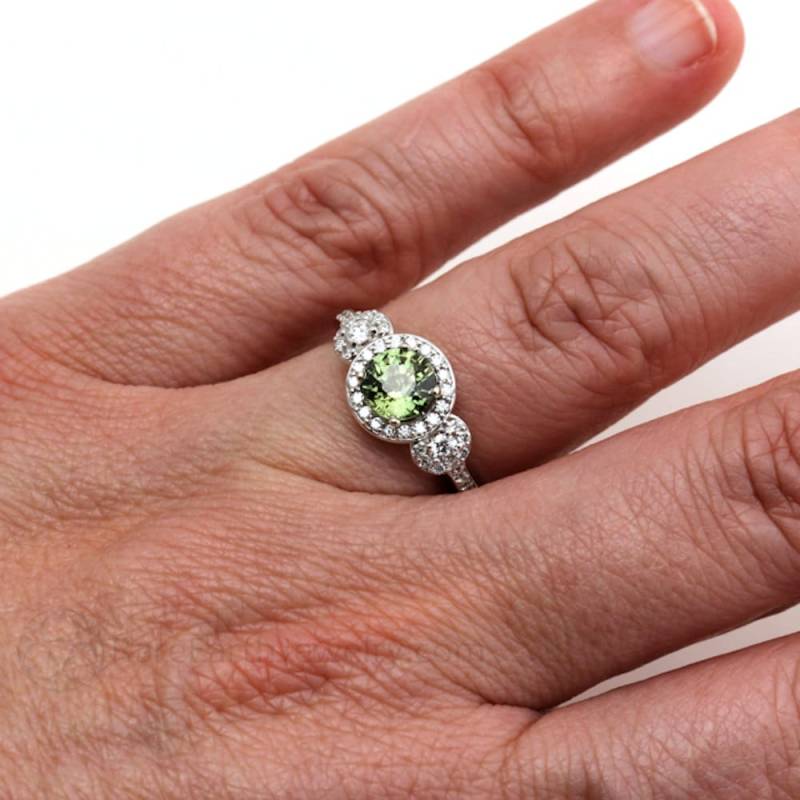 Grüner Saphir-Verlobungsring 3 Stein Runden Grünen Saphir-Ring Diamanten Heiligenschein Drei 14K Oder 18K Gold Benutzerdefinierte Edelstein-Ring von RareEarth