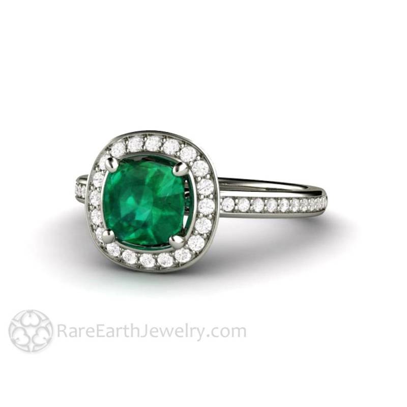 Grüner Smaragd Verlobungsring Ring Kissenschliff Und Diamant Lab Erstellt Halo-Ring Mit Smaragdkissen von RareEarth