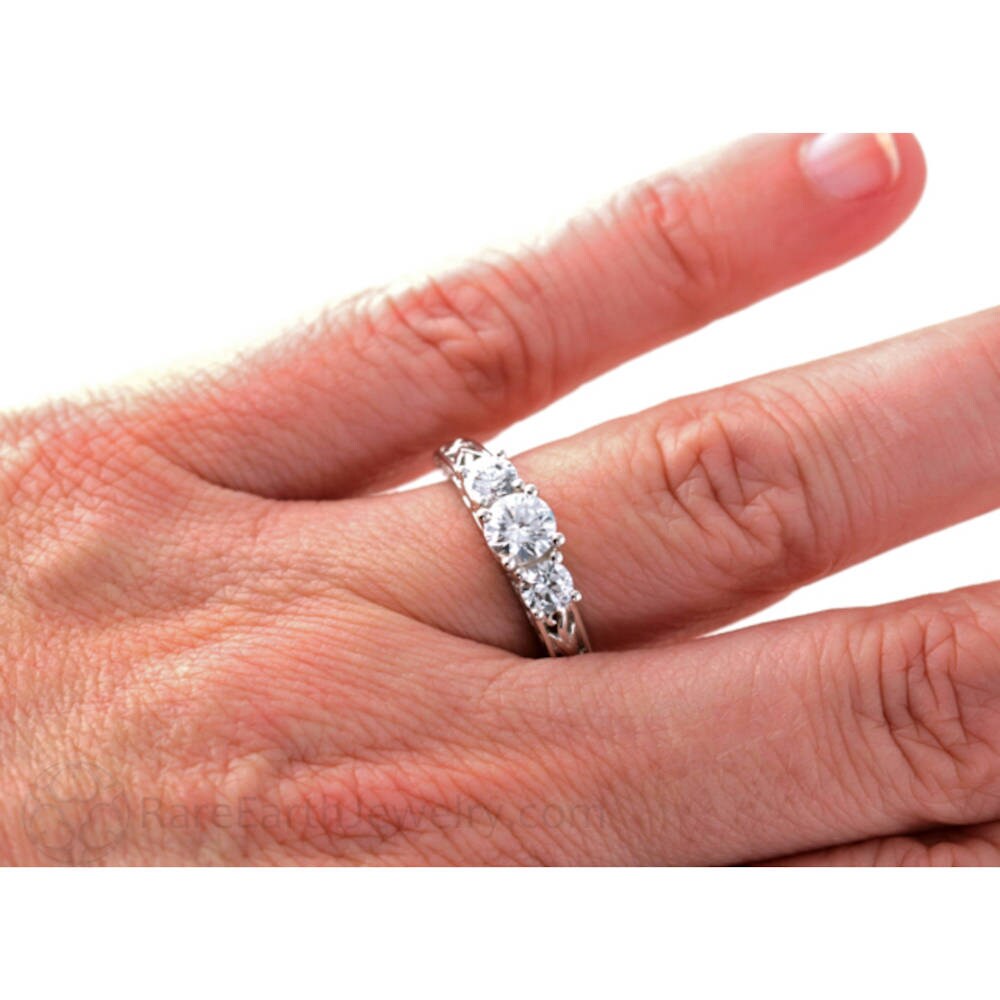 Jahrgang 3 Stein Moissanite Verlobungsring Antiken Stil Ring Diamant Alternative Benutzerdefinierte Braut Schmuck von RareEarth