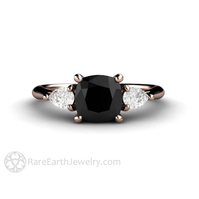 Kissenschliff Schwarzer Diamant Verlobungsring 3 Stein Ring Vintage Stil Mit Birnen Side Stones Unikat Verlobung Gold Oder Platin Kissenschliff Schwarzer Diamant Verlobungsring 3 Stein Ring Vintage Stil Mit Birnen Side Stones Unikat Verlobung Gold Oder Platin von RareEarth