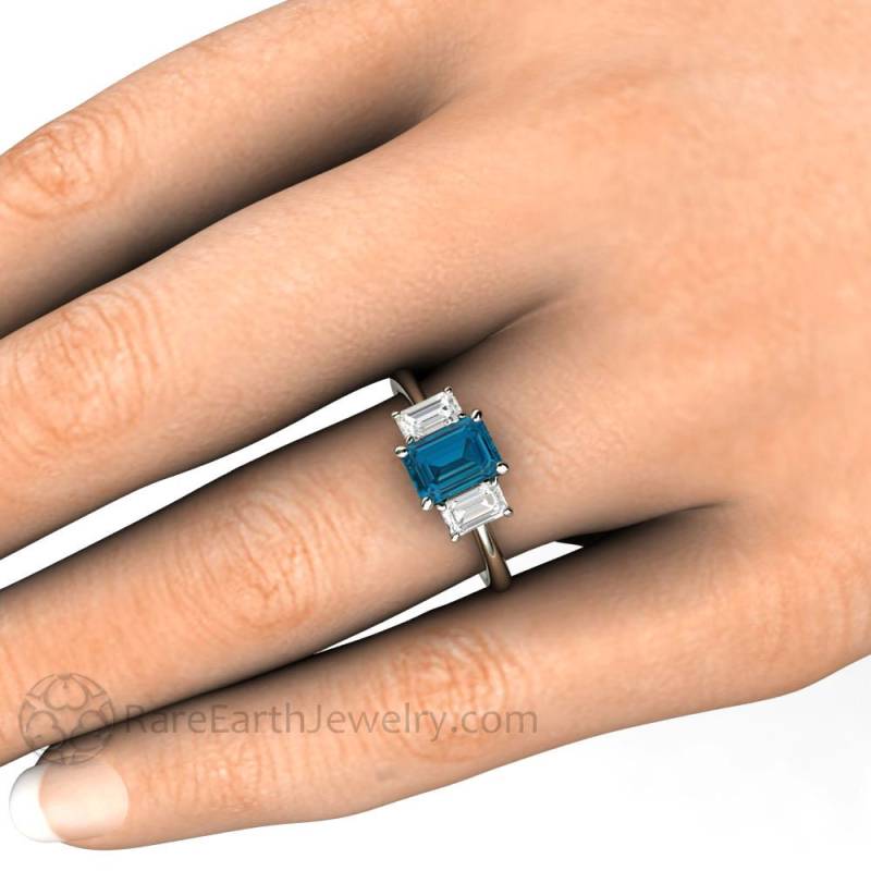 London Blautopas Ring Drei Stein Smaragdschliff Verlobungsring 3 Dezember Geburtsstein Blauer von RareEarth