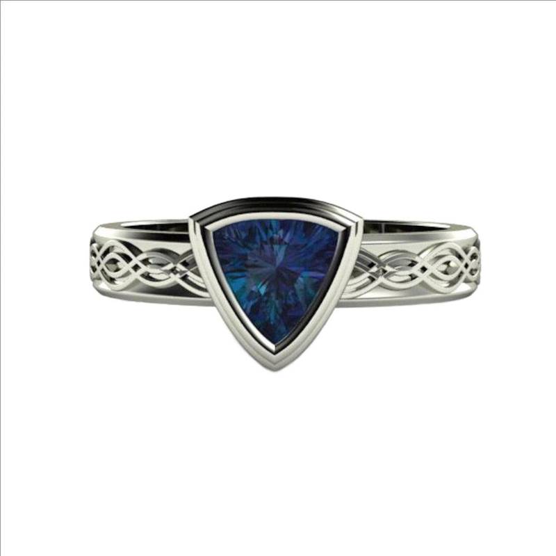Moderner Trillion Alexandrit Ring | Einzigartiger Farbwechsel Edelstein Dreieck in Gold Oder Platin von RareEarth