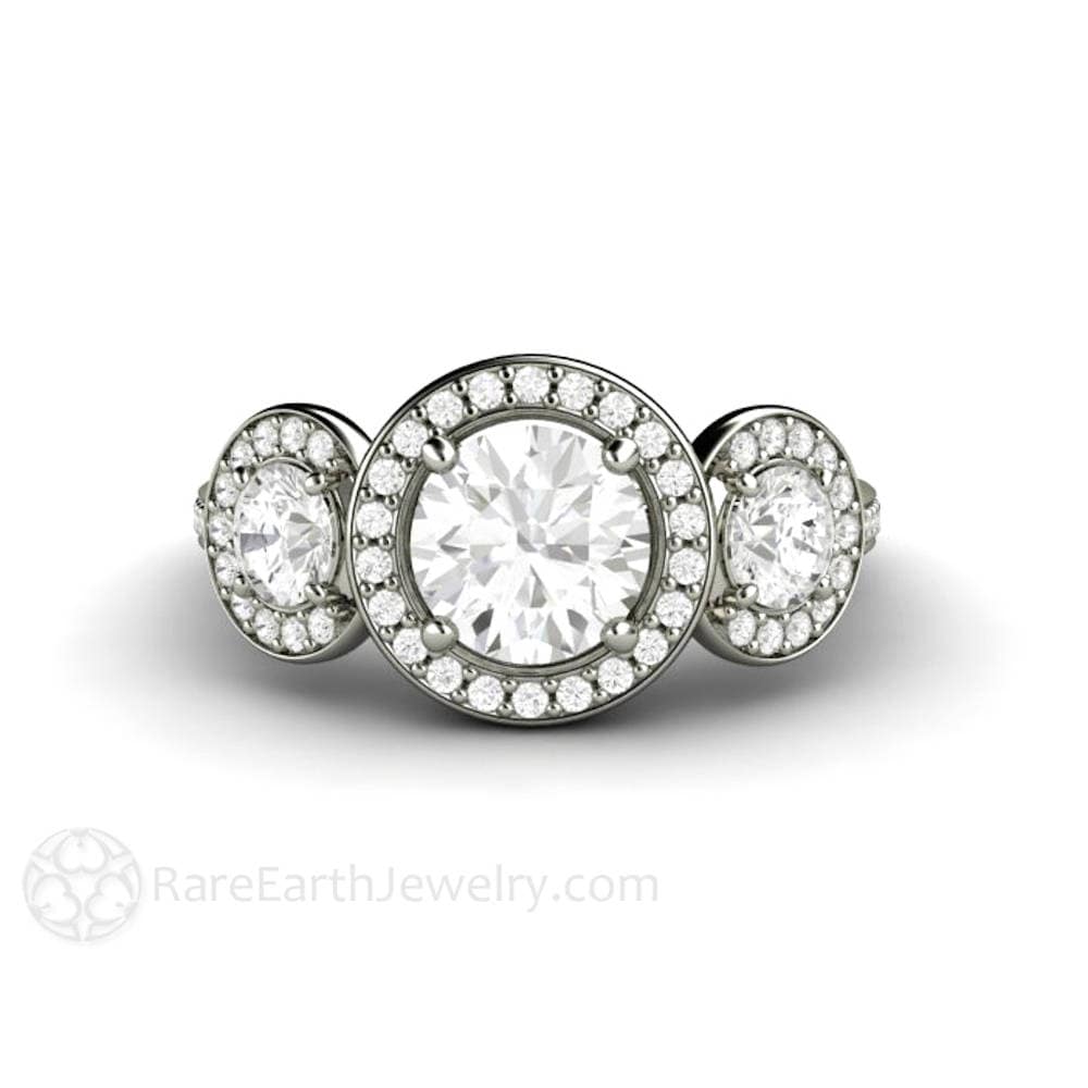 Moissanit 3 Stein Verlobungsring Drei Ring Diamant Halo Stil Ethical Eco Friendly Diamond Alternative von RareEarth