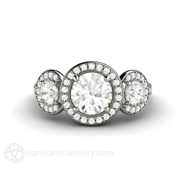 Moissanit 3 Stein Verlobungsring Drei Ring Diamant Halo Stil Ethical Eco Friendly Diamond Alternative von RareEarth