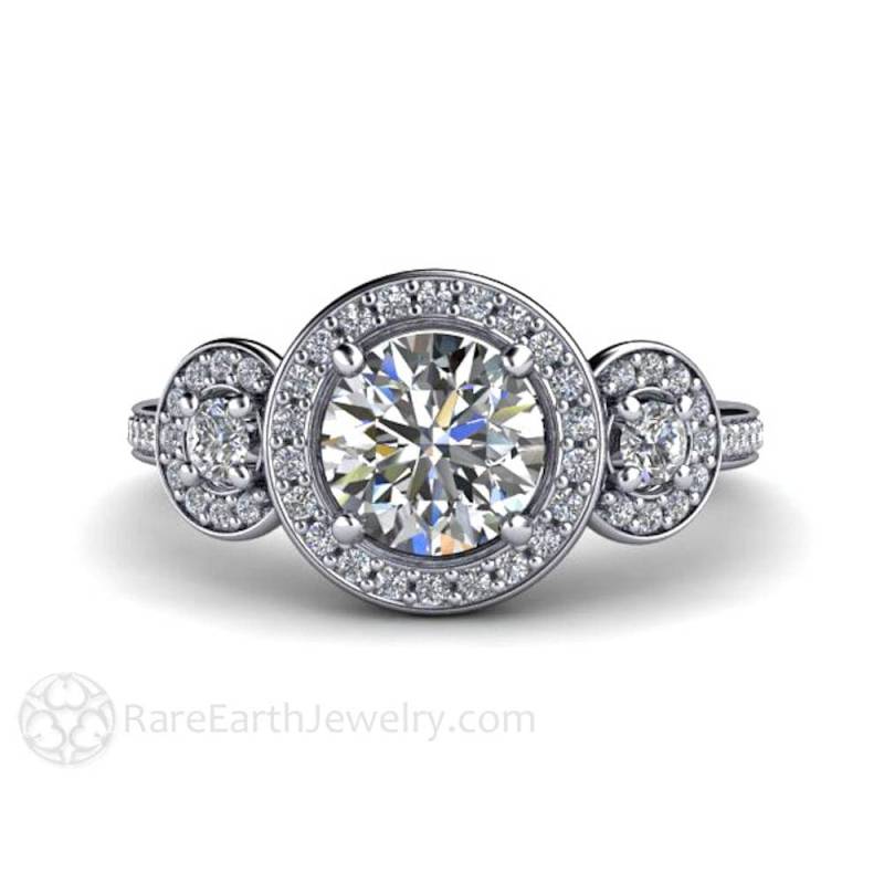 Moissanit 3 Stein Verlobungsring Mit Heiligenscheinen Rund Drei Steinen Für Immer Ein Ring Lab Created Diamond Alternative Gold Oder Platin Moissanit 3 Stein Verlobungsring Mit Heiligenscheinen Rund Drei Steinen Für Immer Ein Ring Lab Created Diamond Alternative Gold Oder Platin von RareEarth