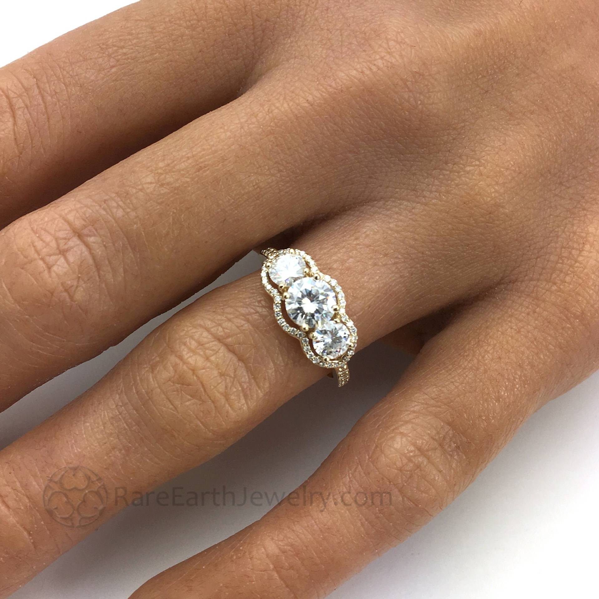 Moissanite Verlobungsring 3 Stein Diamant Halo Forever One Ring 14K Oder 18K Alternative Ehering von RareEarth