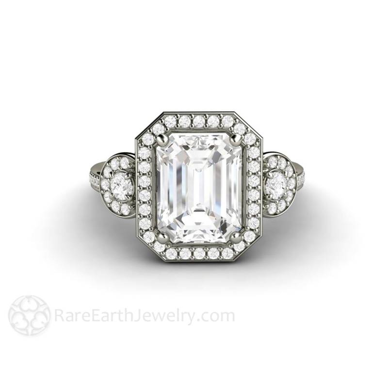 Moissanite Verlobungsring 3 Stein Halo Design Smaragd Geschnitten Für Immer Ein Moissanit Ring Erschwinglich Diamant Alternative Engagement von RareEarth