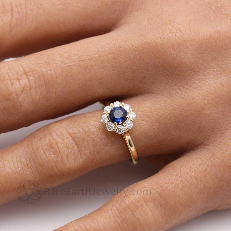 Natürliche Blauer Saphir Verlobungsring Blumenförmiges Design Mit Diamanten Runde Echt Ring Floral Cluster September Birthstone von RareEarth