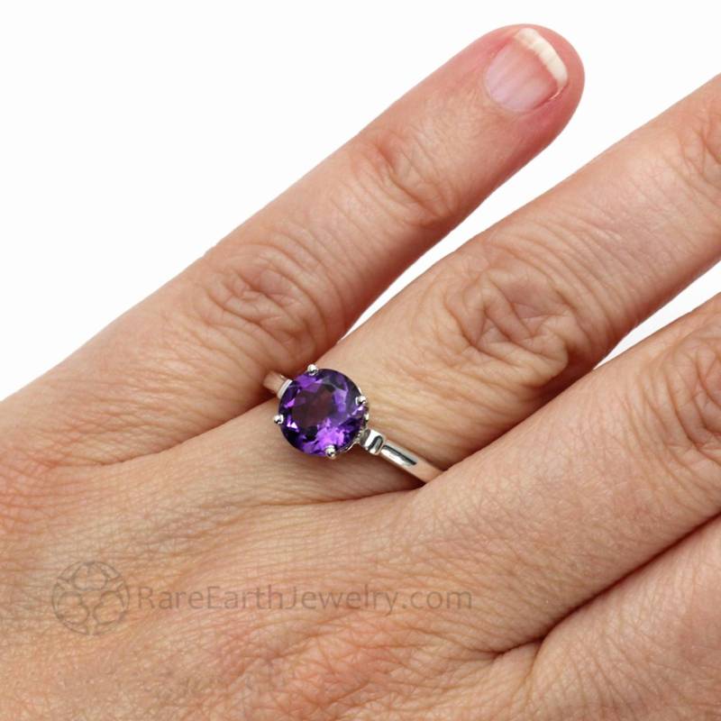 Natürlicher Amethystring in 14K Gold | Fleur De Lis Design Februar Geburtsstein von RareEarth