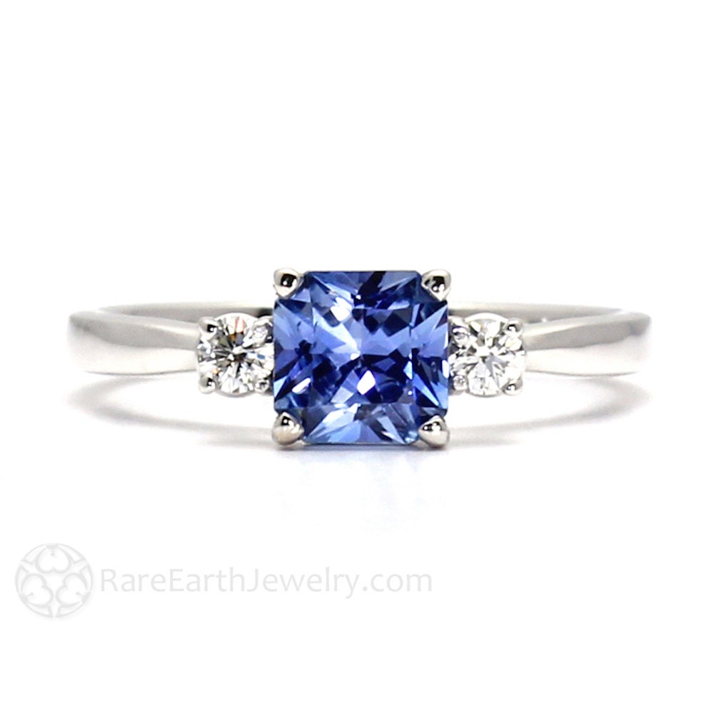 Natürlicher Blauer Saphir Verlobungsring Ceylon Ring 3 Stein Design Asscher Cut Und Diamant Gold Unikat Verlobung von RareEarth