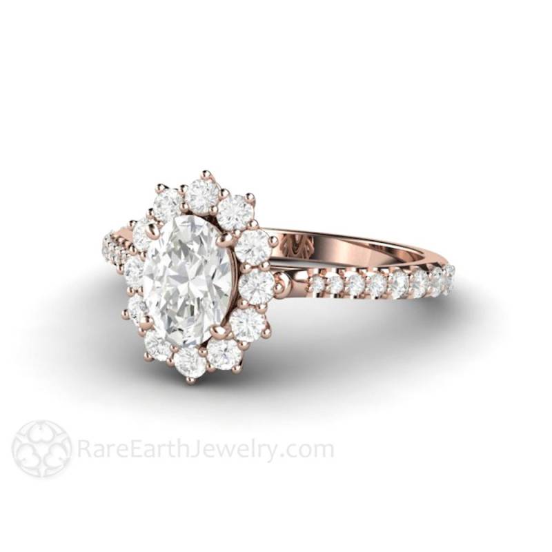 Oval Moissanite Verlobungsring, Vintage Style Ring Mit Cluster Halo Design Und Diamant Akzentband in Gold Platin von RareEarth