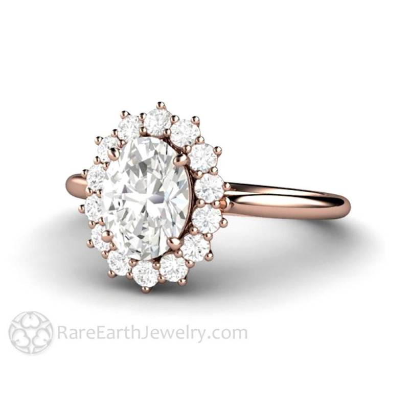 Ovaler Moissanit Verlobungsring Cluster Halo Forever One Ring Lab Created Diamond Alternative Verlobung in Gold Oder Platin Ovaler Moissanit Verlobungsring Cluster Halo Forever One Ring Lab Created Diamond Alternative Verlobung in Gold Oder Platin von RareEarth
