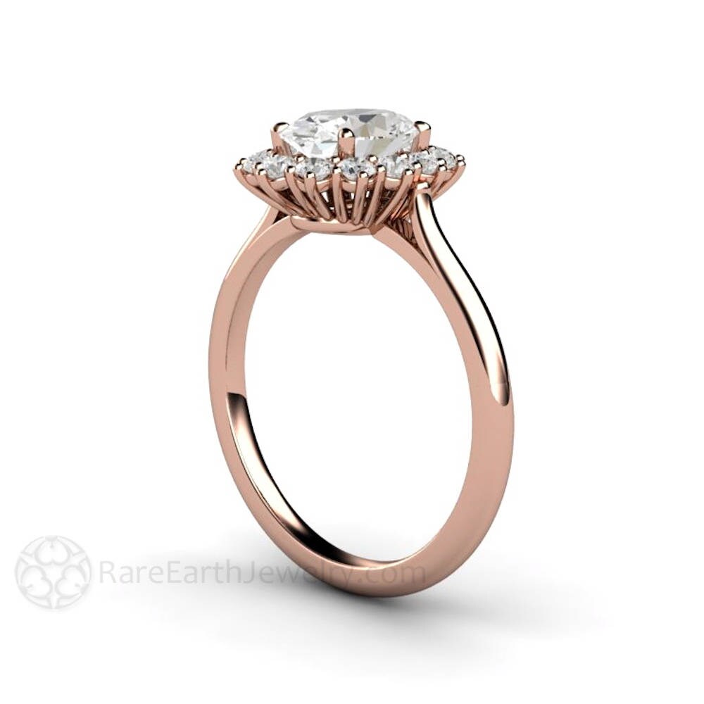 Ovaler Moissanit Verlobungsring Cluster Style Halo Colorless Forever One Ring Ethical Lab Diamond Alternative in Gold Oder Platin von RareEarth