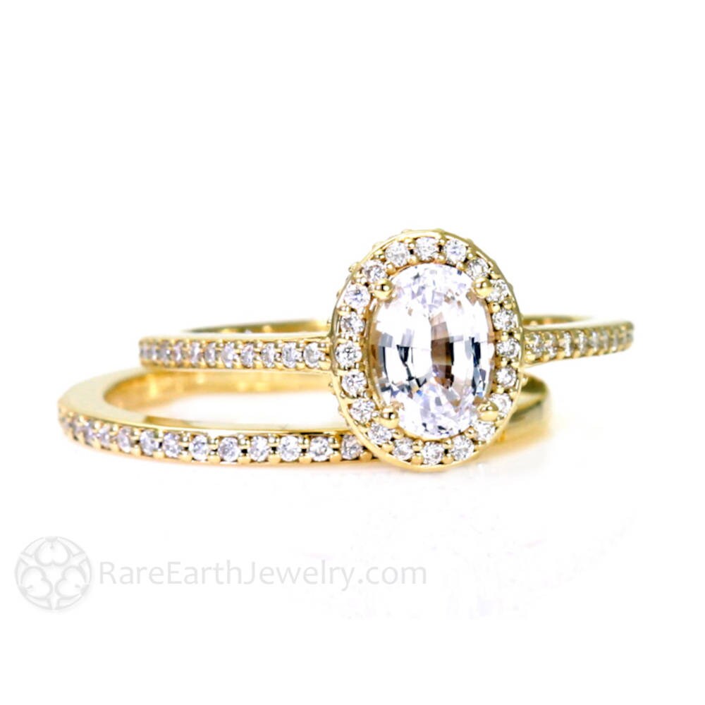 Ovaler Weißer Saphir Halo Hochzeitsset Verlobungsring Mit Diamant Heiligenschein Ovaler Brautring Set von RareEarth
