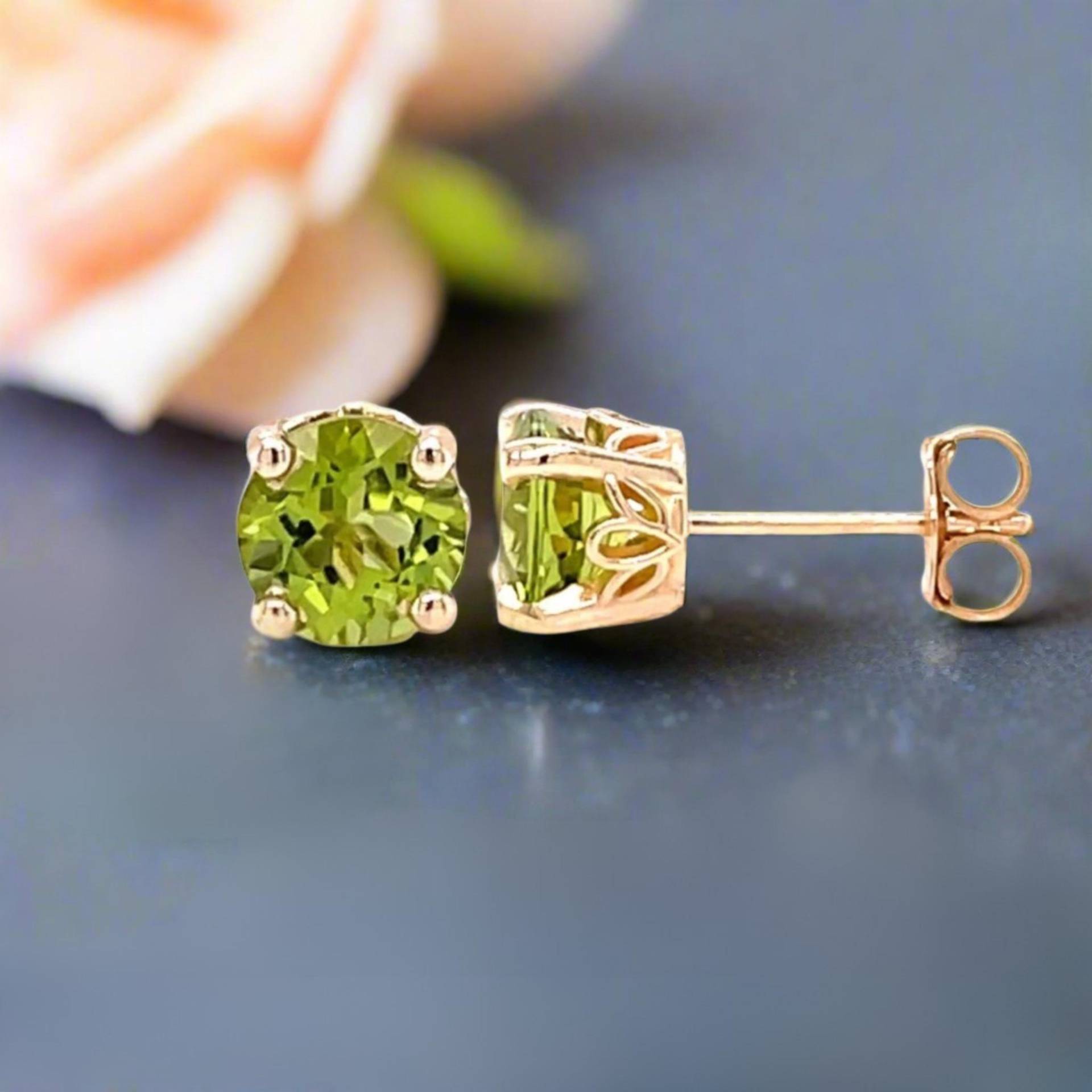 Peridot Ohrringe 14K Gold Ohrstecker August Birthstone Grüne Post von RareEarth