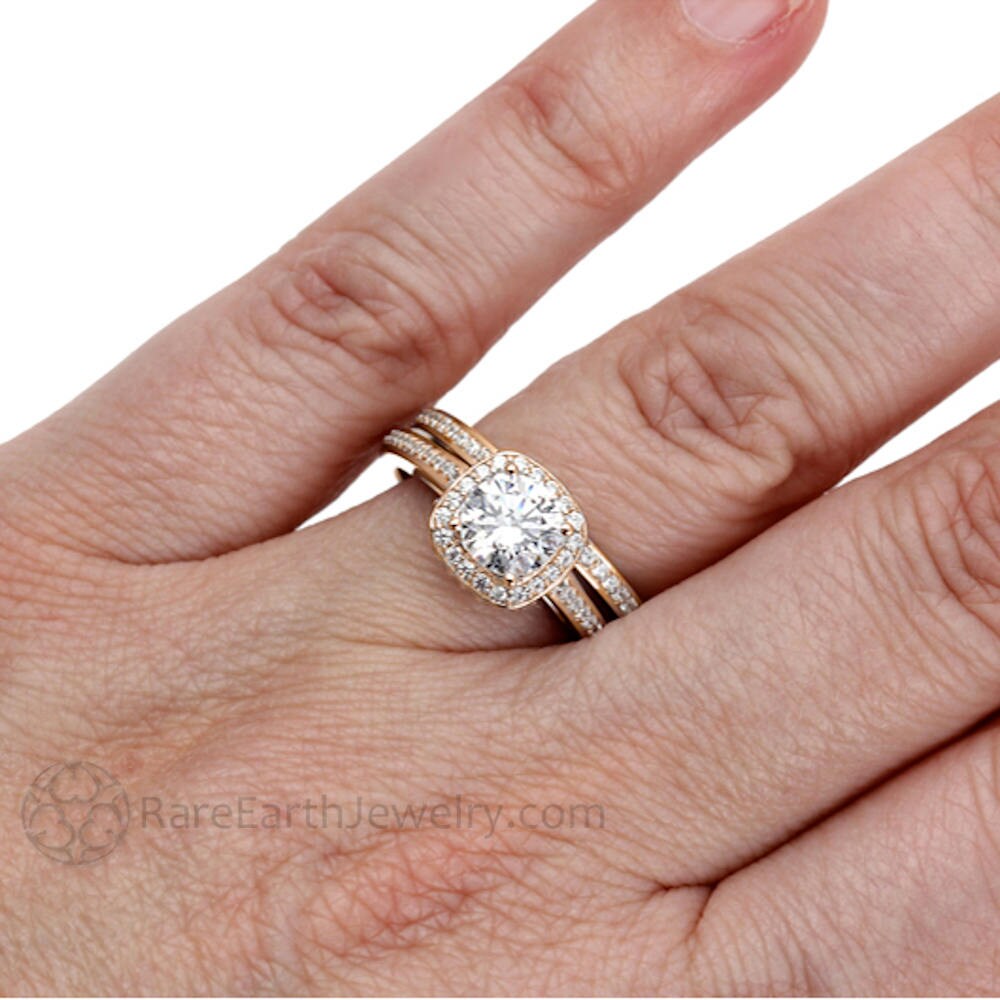 Rosegold Moissanit Verlobungsring 1 Karat Diamant Heiligenschein Hochzeitsset Kathedrale Stil Versteckte Befestigung 14K 18K Gold Braut Set von RareEarth