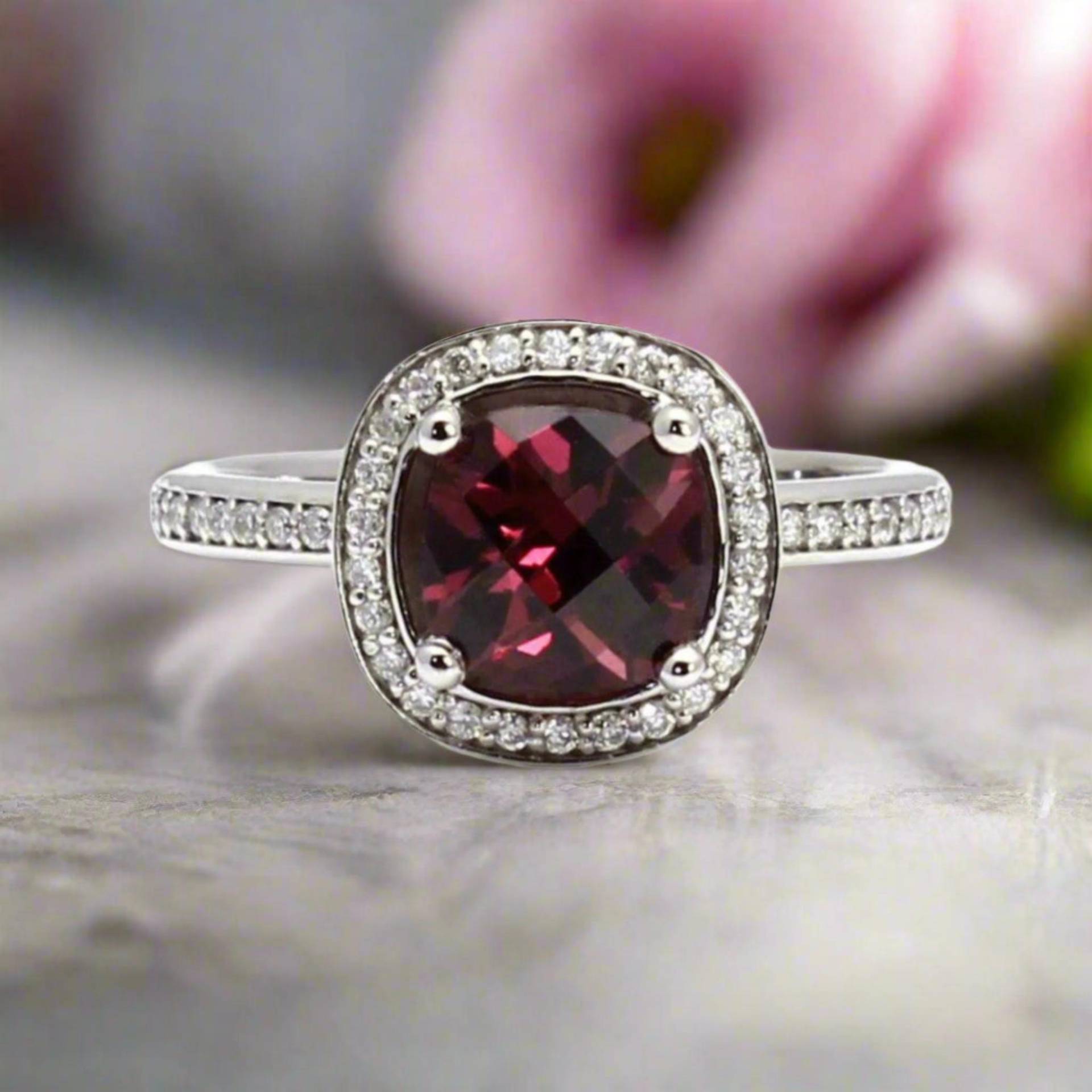 Roter Granat Ring Rhodolith Verlobungsring Im Kissenschliff Diamant Halo Gold Oder Platin Januar Birthstone Stein von RareEarth