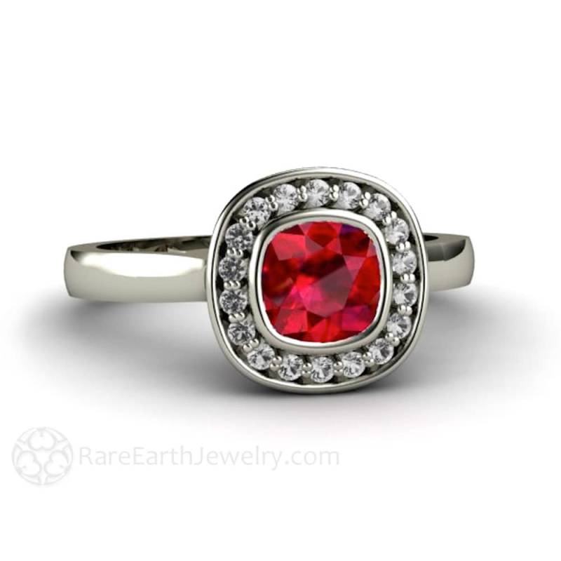 Rubin Verlobungsring Kissen Schliff Ring Mit Diamant Halo Lab Created Juli Geburtsstein 14K 18K Gold Oder Platin von RareEarth