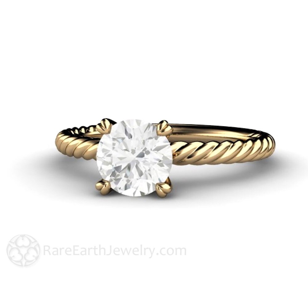 Runder Moissanit Verlobungsring Auf Seil Band 1Ct Solitaire Forever One Ring 4 Prong Twisted Band Gold Oder Platin von RareEarth