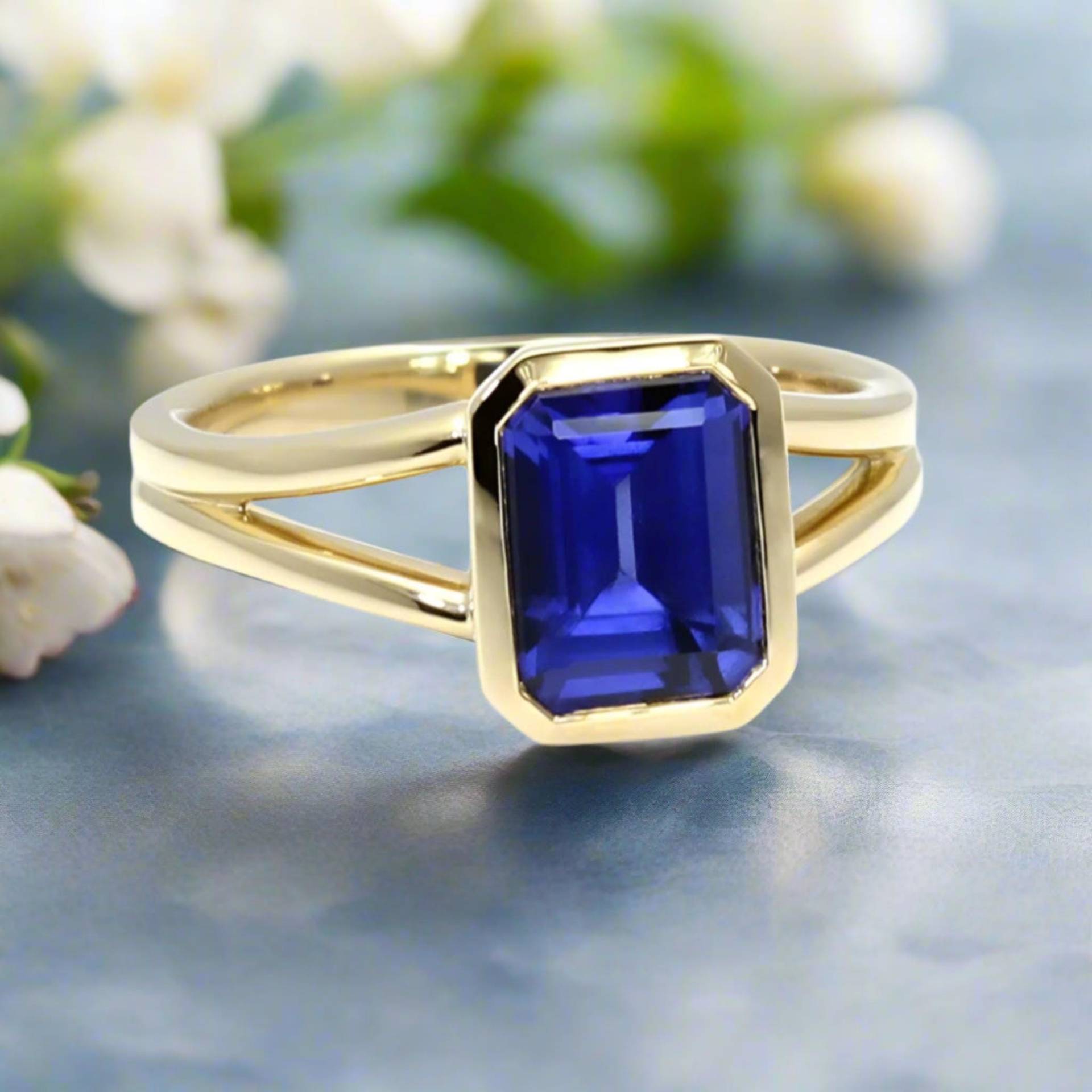 Saphir Ring Blauer Verlobungsring Smaragd Schliff Lünette Einstellung Split Schaft Solitär Minimalist Edelstein September Geburtsstein von RareEarth