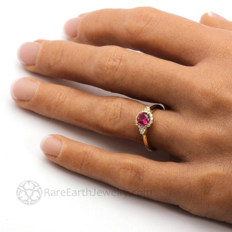 Vintage Inspirierter Rubin Verlobungsring, Runder Ring Cluster Hal Diamondo, Und Diamant Ring, Juli Geburtsstein Rot Stein Gold Platin Vintage Inspirierter Rubin Verlobungsring, Runder Ring Cluster Hal Diamondo, Und Diamant Ring, Juli Geburtsstein Rot Stein Gold Platin von RareEarth