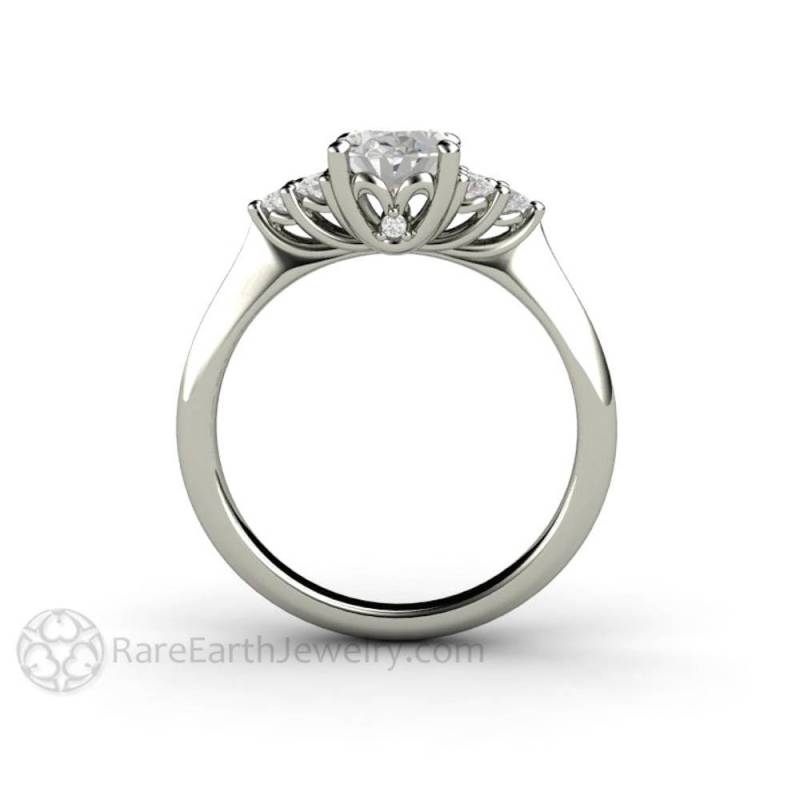 Vintage Style Moissanite Oval Verlobungsring Farblos Für Immer Ein Ring Cluster Design 14K 18K Gold Oder Platin von RareEarth