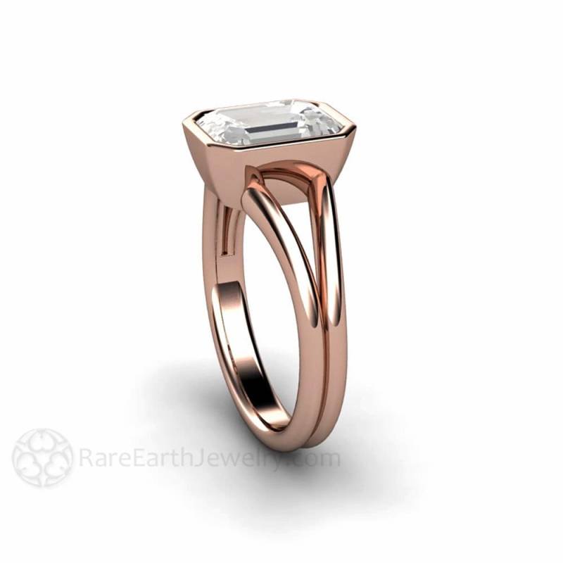 Weißer Saphir Ring Verlobungsring Smaragdschliff Solitär Lünette Set Solitare Split Shank Minimalistisch in Gold Oder Platin von RareEarth