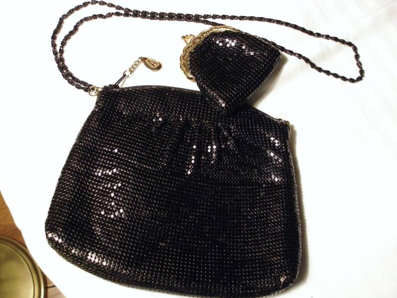 Antike Schwarze Tasche Cocktail Und Geldbörse Mesh Aluminium Hollywood Design Ausgezeichneter Zustand Antike Schwarze Tasche Cocktail Und Geldbörse Mesh Aluminium Hollywood Design Ausgezeichneter Zustand von RareEarthProducts