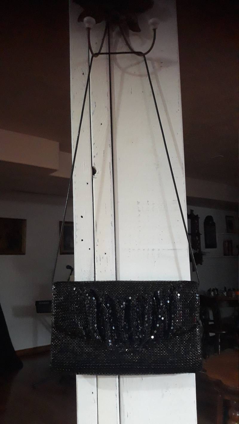Hollywood Schwarz Mesh Cocktail Handtasche Abend Von 1960Er Jahre Schulter Emailliertes Aluminium Exc Cond Hollywood Schwarz Mesh Cocktail Handtasche Abend Von 1960Er Jahre Schulter Emailliertes Aluminium Exc Cond von RareEarthProducts