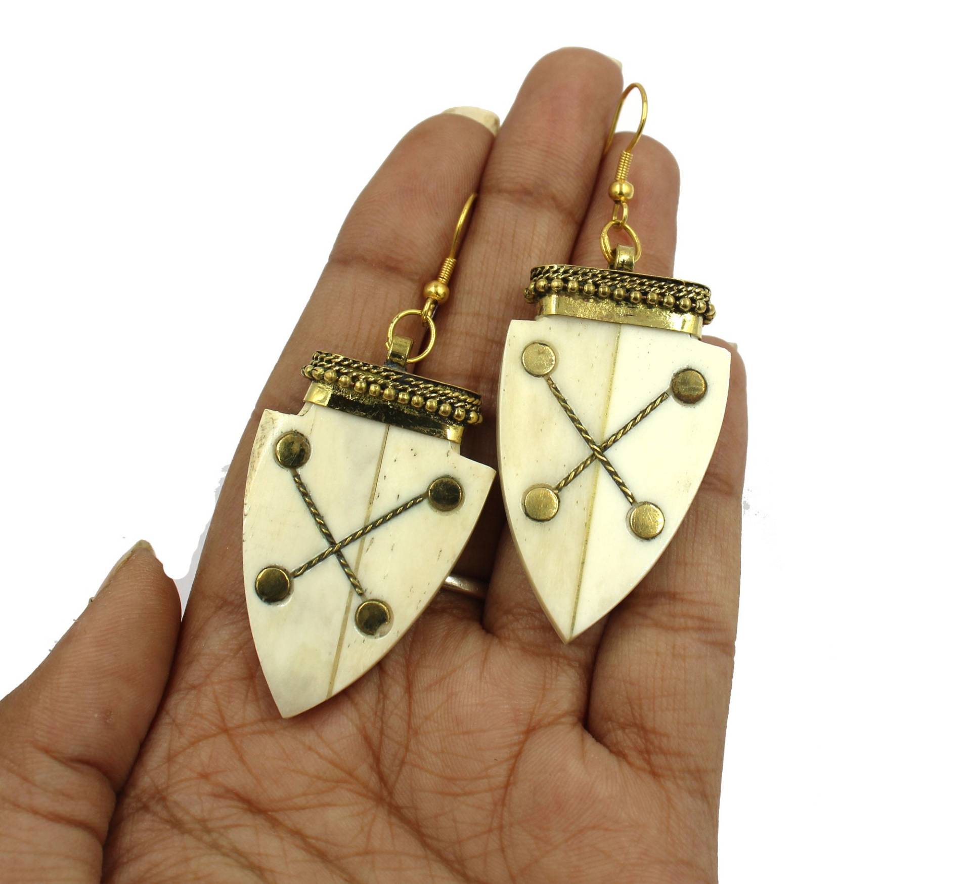 6, 3 cm Lange Pfeilspitzen-Ohrringe Aus Büffelknochen Mit Goldener Kappe Und Goldrand/Ethisch Korrekt Handgemachte Ohrringe Geschenkidee Bn01 von RareGemsNJewels