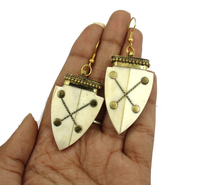 6, 3 cm Lange Pfeilspitzen-Ohrringe Aus Büffelknochen Mit Goldener Kappe Und Goldrand/Ethisch Korrekt Handgemachte Ohrringe Geschenkidee Bn01 von RareGemsNJewels