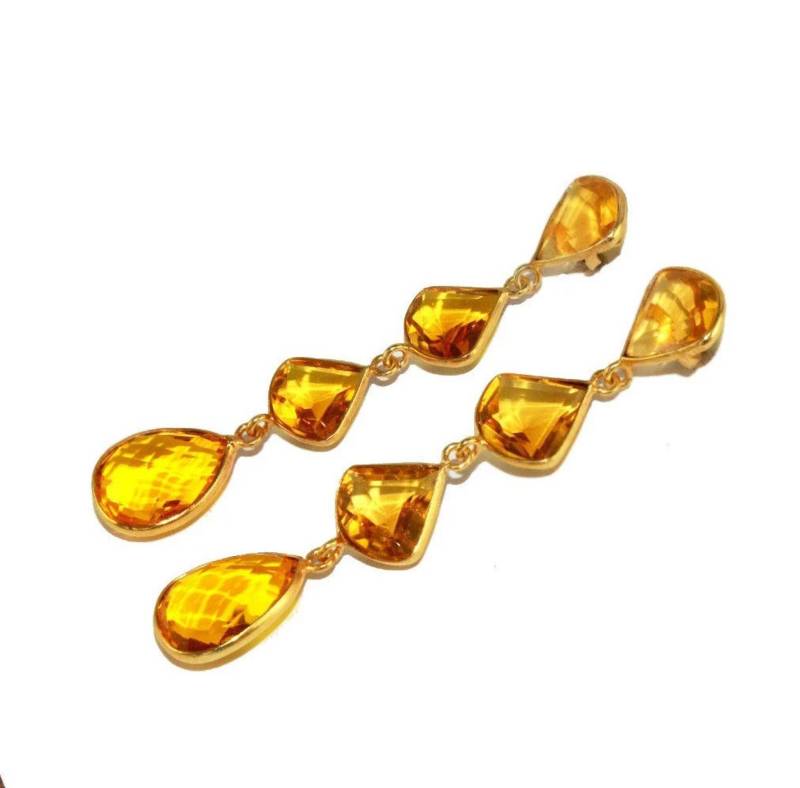 Bezel Set Facettierte Gelbquarz Designer Ohrringe 2, 75 "Birne & Trillion Form Stein Lange Vergoldetes Handgemachtes Geschenk Für Sie." von RareGemsNJewels
