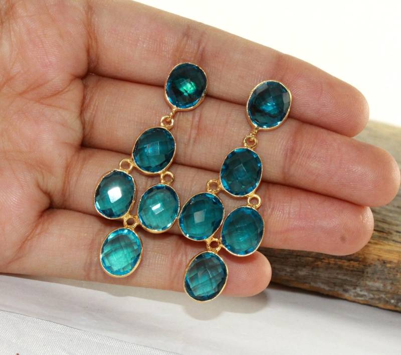 Facettierte Teal Blauquarz Ohrringe Fünf Stein Gold Geschenkidee Braut-Hochzeit Schmuck Lünette Set Oval Edelstein Ohrring Dce150 von RareGemsNJewels