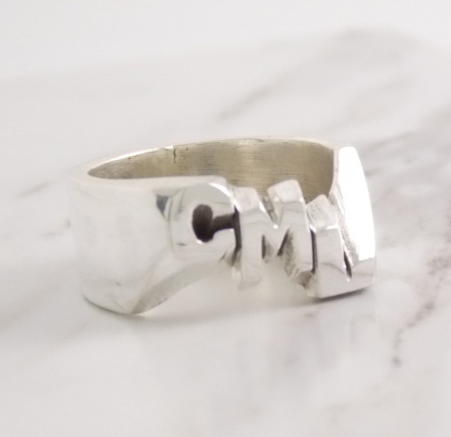 Große Hand Geschnitzt Massiv Sterling Silberring Auf Bestellung Mit 3 Initialen Ihrer Wahl Quadrate Design Mens Womans Unisex Große Hand Geschnitzt Massiv Sterling Silberring Auf Bestellung Mit 3 Initialen Ihrer Wahl Quadrate Design Mens Womans Unisex von RareInclusions