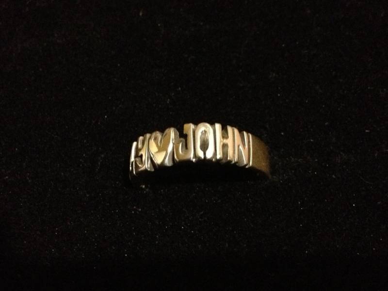 Hand Geschnitzt Ring Mit Zwei Namen Und Herz in Der Mitte | Runder Ring von RareInclusions