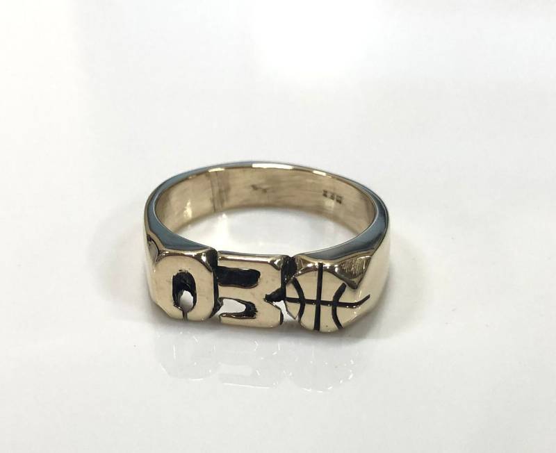 Hand Geschnitzte Gelbe Messingring Mit Zahlen Oder Initialen & Basketball-Design Nach Maß, Um Personalisierte 5.5 Mm Zu Bestellen von RareInclusions