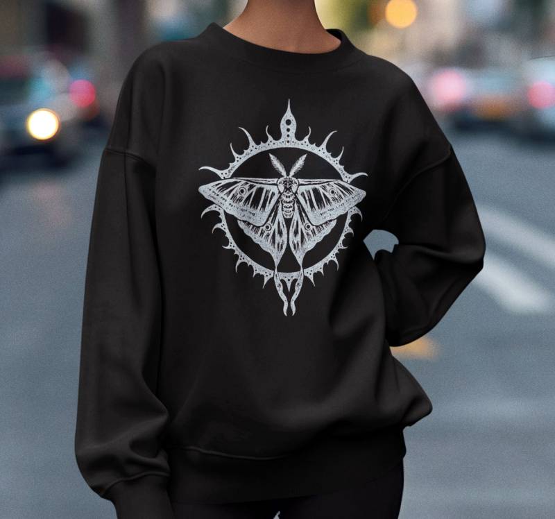 Sweatshirt Schwarz Damen | Moon Moth Sweater Actias Motte Bio Pullover Shirt Langarmshirt Goth von RareRitaUnart
