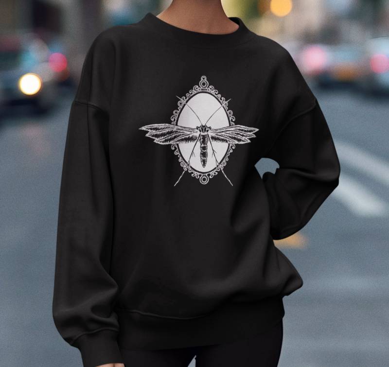 Sweatshirt Schwarz Unisex | Pullover Motte Sweater Langarmshirt Damen Motten Goth Shirt Bio Pulli Alternative Kleidung von RareRitaUnart